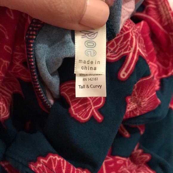 NEW Lularoe navy strawberry leggings tall curvy TC - Picture 3 of 3